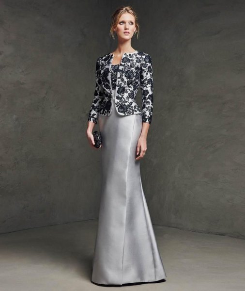 Aftonkläder i svartvita blommiga spetsar med en silver sidenklänning