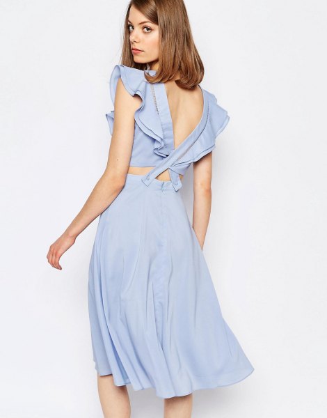 blå tvådelad klänning med volangärmar och låg rygg