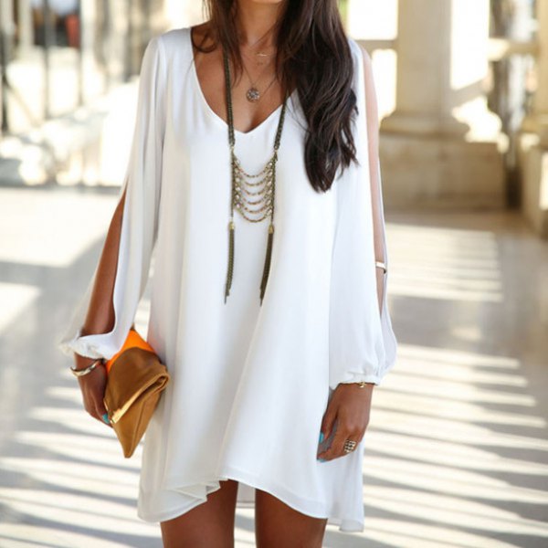 vit tunikaklänning med V-ringning och långt halsband i boho-stil