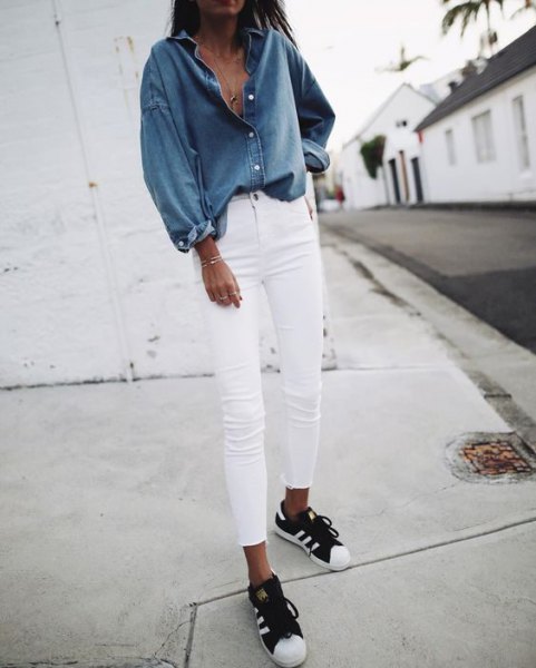 blå chambray-skjorta med vita smala jeans