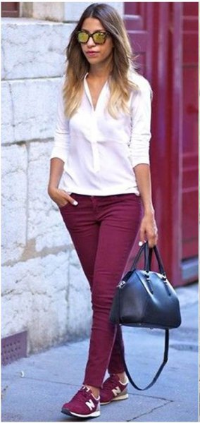 vit, smal snittblus med knappar, burgundy-färgade skinny jeans och matchande skor