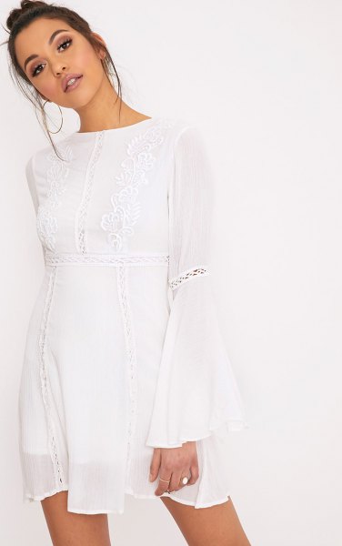 vit luftig klänning med klockärmar