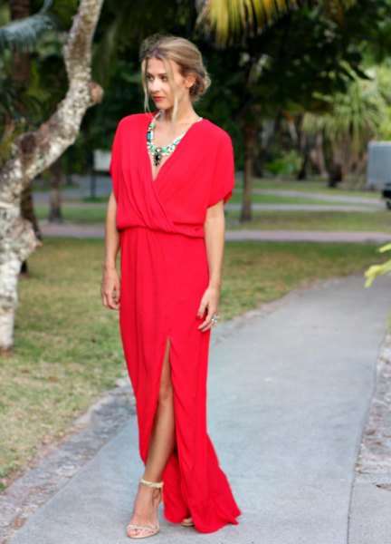 röd kortärmad wrap-klänning med V-ringning och boho-halsband