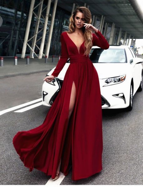 röd silkeslen, långärmad, flytande klänning med djup V-ringning