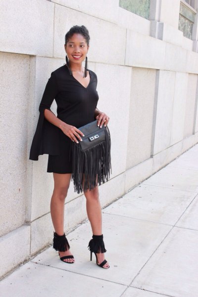 svart skiftklänning med klockärmar och plånbok med läderkanter