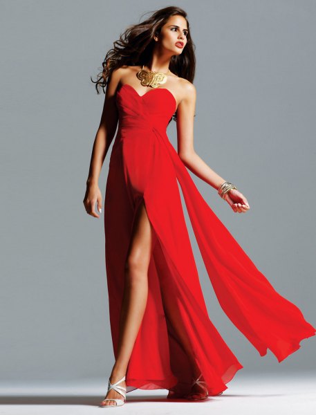röd, högskalad, golvlång klänning med uttalandekedja