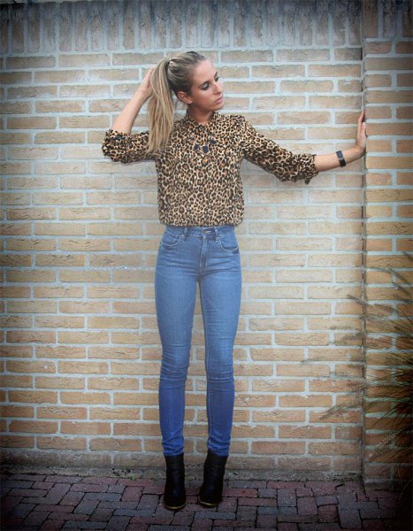 Leopardtrycksskjorta och blå skinny jeans med hög midja
