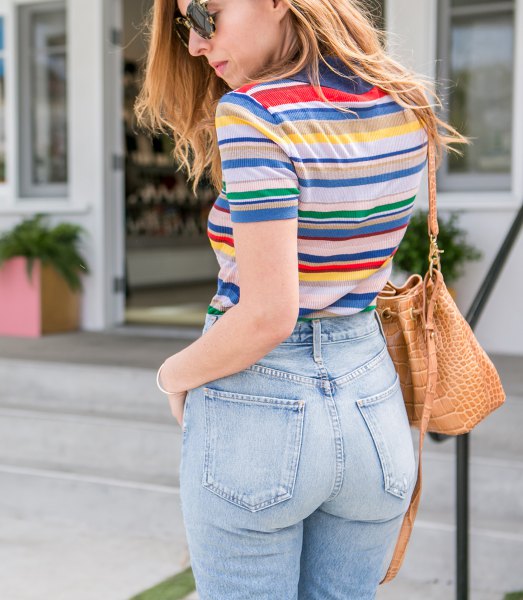 Regnbågsfärgad randig t-shirt med vintage-jeans med hög midja
