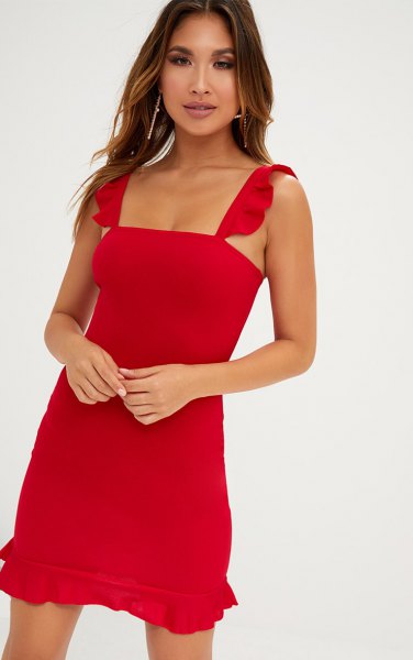 Mini-klänning med röda volangband och fyrkantig halsringning