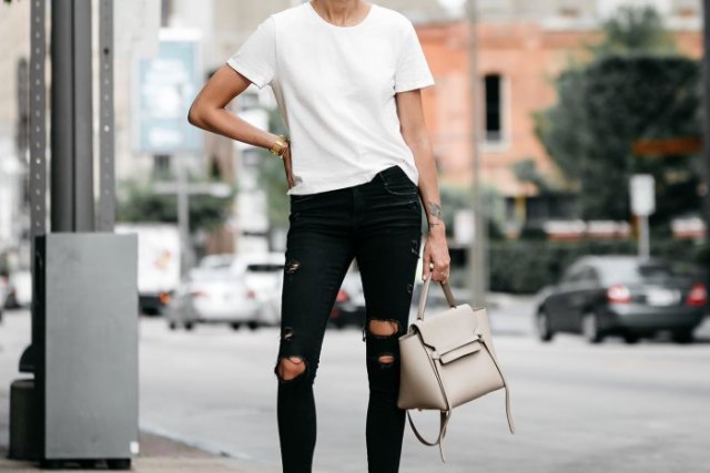 vit t-shirt med svarta skinny jeans och ljusrosa läderhandväska