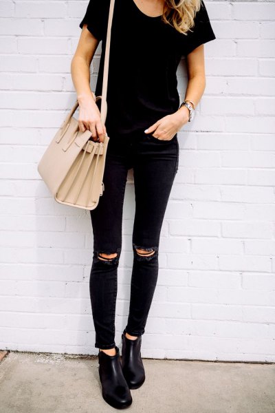 svart t-shirt med sönderrivet knä, matchar smala jeans