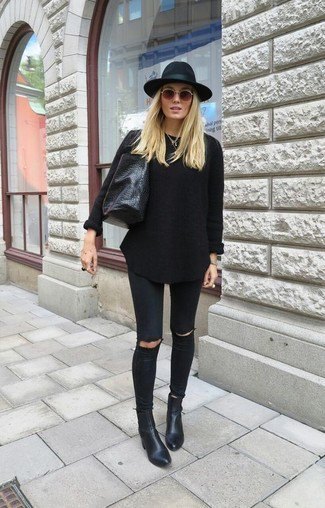 svart stickad tröja med matchande jeans och läderstövlar