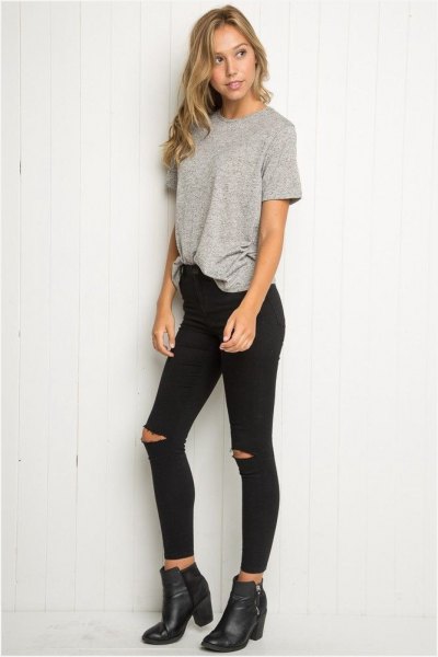 grå, delvis dold, överdimensionerad T-shirt med svarta, uppdragna skinny jeans