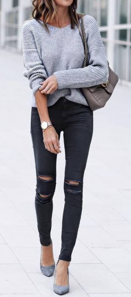 grå stickad tröja med svarta skinny jeans