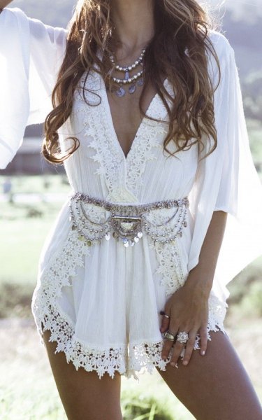 vit miniklänning i spetsomslag i boho-stil med silverbälte
