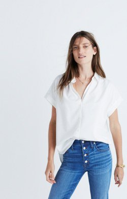 vita, överdimensionerade smala jeans med kortärmad skjorta och knapplås