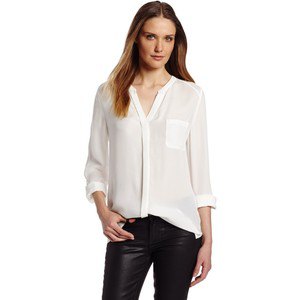 vit kragefri skjorta med chiffong V-ringning, svarta läderbyxor