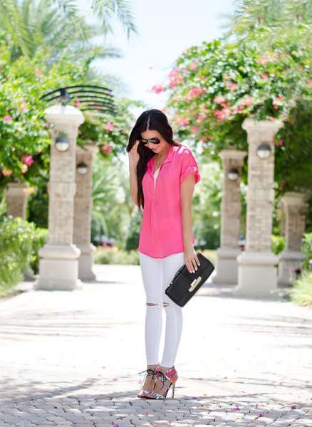 rosa kortärmad skjorta med knappar och vita skinny jeans