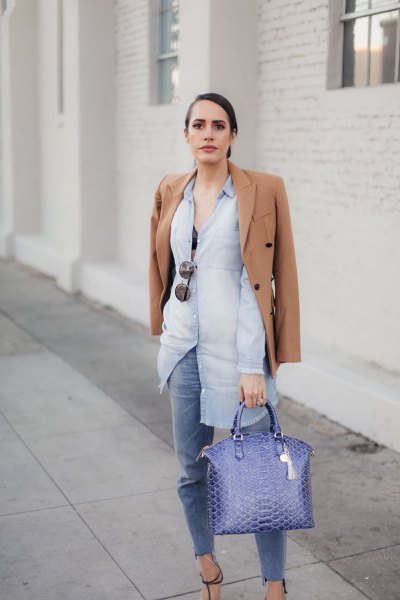 Ljusblå chambray-skjortklänning med knappar och jeans och en handväska i fauxjeans