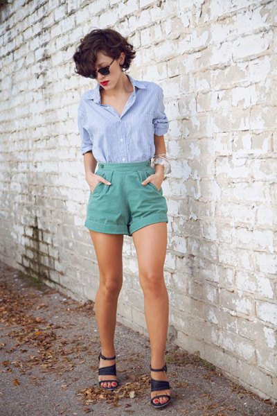 blå skjorta med knappar och grå vintage shorts