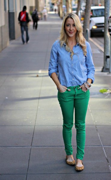 Jeansskjorta gröna skinniga jeans gepardskor