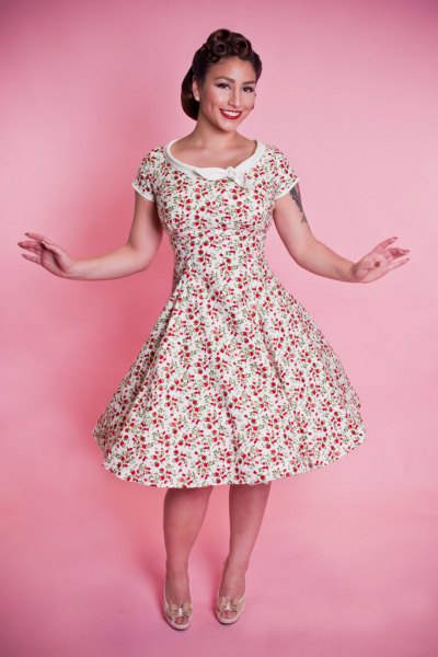1950-talet blommig stil vit och rodnande rosa gungklänning