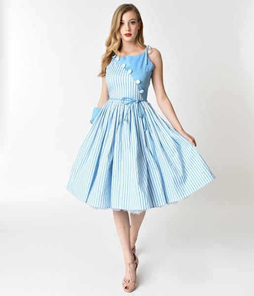 blå och vit vertikalt randig midi swing klänning