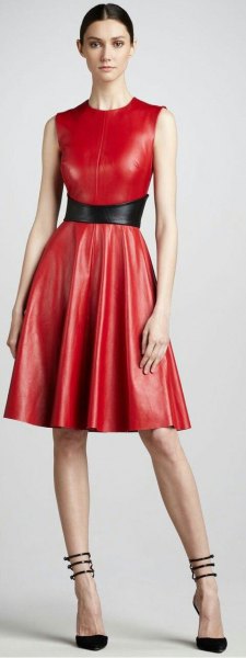 röd ärmlös klänning med ärmlös passform och flare
