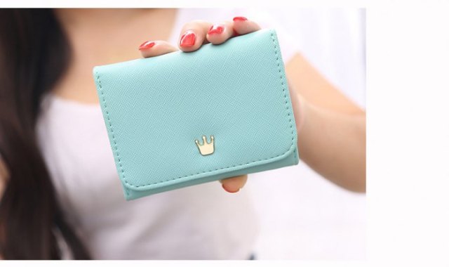 ljusblå liten söt plånbok med vit t-shirt och blå denim minikjol