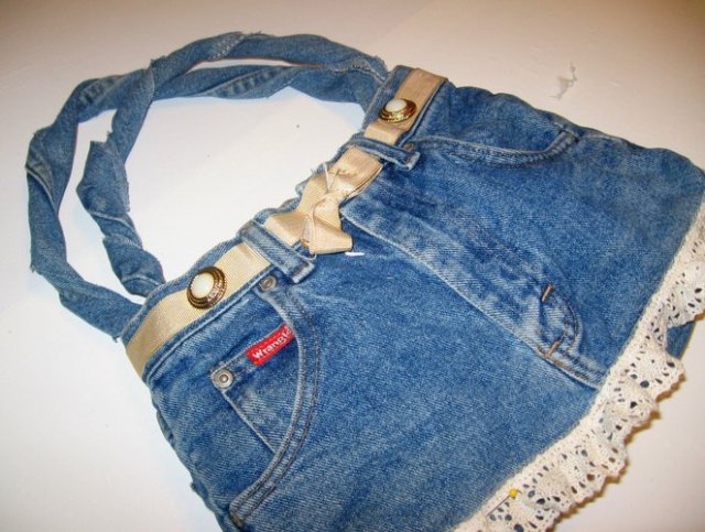 Mini jeansshorts förvandlades till en söt shoppingväska