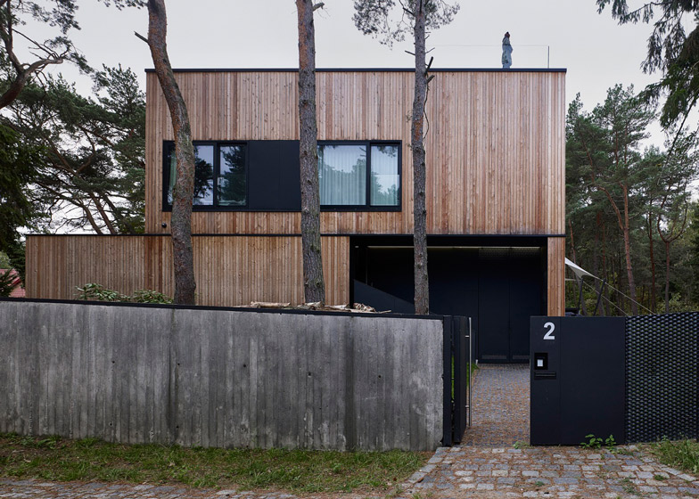Timmerklädd hus med texturerad betonginredning av Ultra Architec