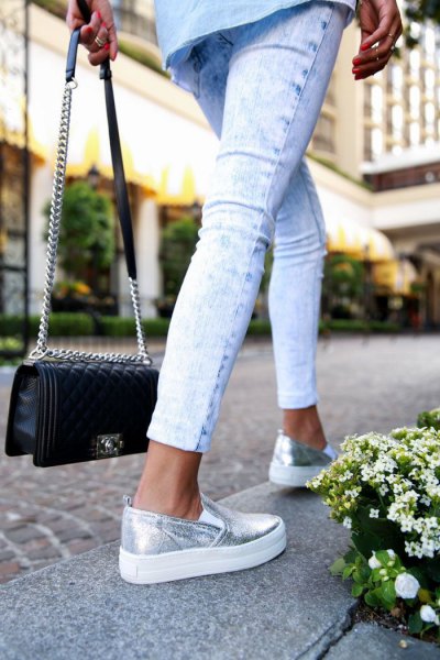 Ljusblå chambrayskjorta med knappar, korta skinny jeans och silverplattformsskor
