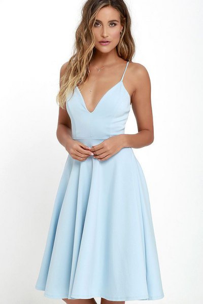 Ljusblå klänning med djup V-ringning och utsvängd klänning
