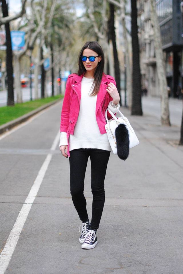 svart hög topp converse skinny jeans rosa jacka