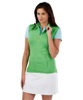 grön ärmlös polotröja med ljusblå T-shirt och vit minikjol