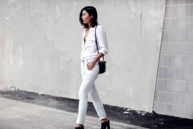 vit skjorta med matchande jeans och svarta klackar med öppen tå