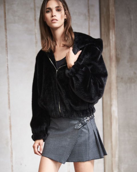 svart fleece bomberjacka med huva och grå omslags kjol