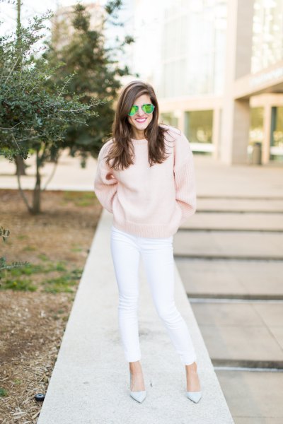 rosa stickad tröja vita jeans