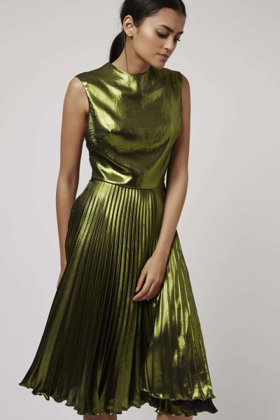 grön ärmlös veckad metallisk klänning