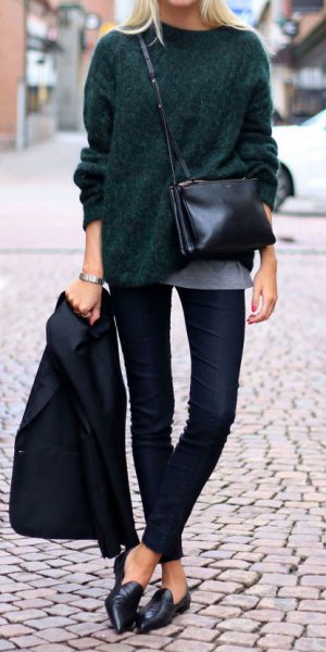 svart, grovstickad tröja med mörka jeans och läderskor