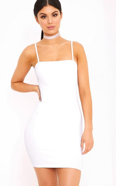 vit, figur-kramande klänning med spagettiremmar
