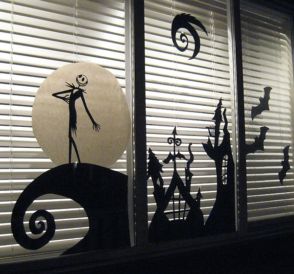35 idéer för att dekorera fönster med silhuetter på Halloween.