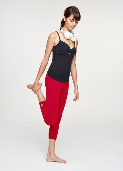 svart väst topp röda leggings yoga outfit