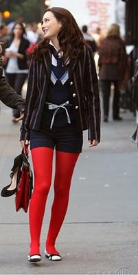 svart kavaj marinblå shorts röda leggings