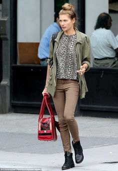 Blus med leopardmönster, brun skjortjacka och matchande jeans