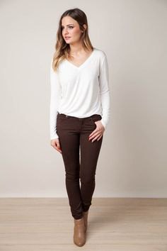 vit långärmad V-ringad t-shirt, bruna jeans och fotkängor