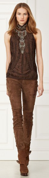 brun halterneck topp med mager jeans gjord av mocka