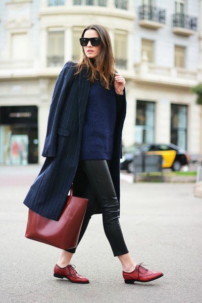 Mörkblå ullrock med läder leggings och bruna getskor