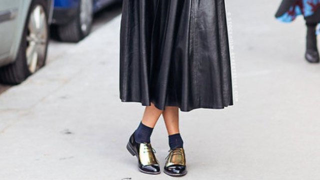 svart passform och flared midi läder klänning med guld metallic buck skor