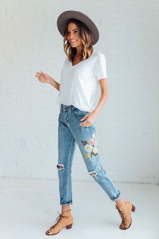 vit T-shirt med V-ringning och blommiga broderade jeans
